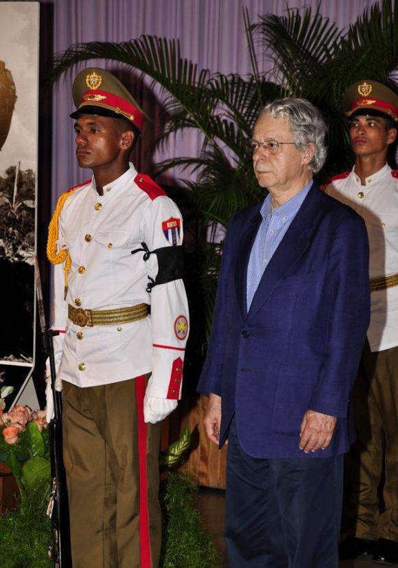 Frei Betto rinde homenaje al Líder de la Revolución, este 28 de noviembre de 2016. Foto: Roberto Garaycoa Martínez/ Cubadebate