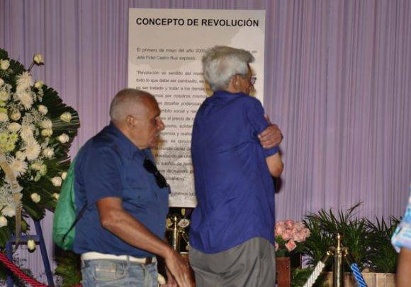 El abrazo de sus compañeros. Foto: Roberto Garaycoa Martínez/ Cubadebate