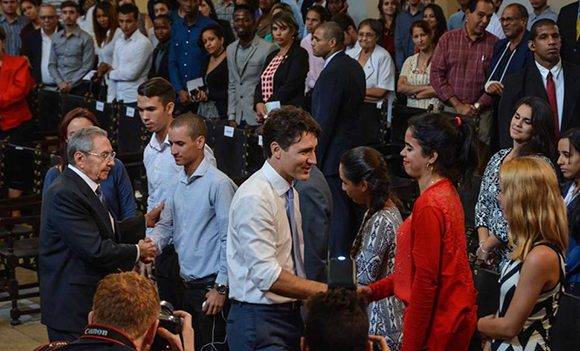 El General de Ejército Raúl Castro Ruz (I), Presidente de los Consejos de Estado y de Ministros de Cuba, y Justin Trudeau (C), Primer Ministro de Canadá, saludan a los estudiantes universitarios, después de concluir la conferencia magistral del mandatario canadiense, en el Aula Magna de la Universidad de La Habana, el 16 de noviembre de 2016. ACN FOTO/Marcelino VÁZQUEZ HERNÁNDEZ.