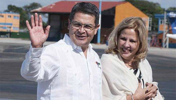 El mandatario centroamericano fue recibido por la vicecanciller cubana Ana Teresita Fraga. Foto: PL.