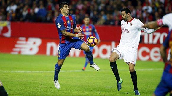 Luis Suárez disputa un balón con Rami. Foto tomada de Twitter.
