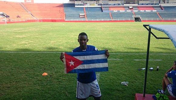 Maikel Reyes exhibe la bandera cubana en el estadio Sergio León Chávez. Foto: cortesía del entrevistado.