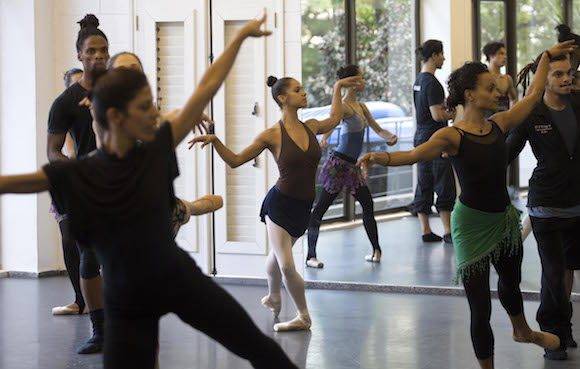 La primera figura del American Ballet Theatre, Misty Copeland, realiza un ejercicio con bailarines del Ballet Nacional de Cuba, en La Habana, este 16 de noviembre de 2016. Foto: Desmond Boylan/ AP