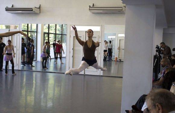 La primera figura del American Ballet Theatre, Misty Copeland, realiza un ejercicio con bailarines del Ballet Nacional de Cuba, en La Habana, este 16 de noviembre de 2016. Foto: Desmond Boylan/ AP