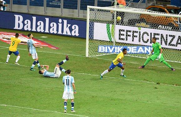 Paulinho puso el punto final a la goleada. Foto: Evaristo Sa/ AFP.