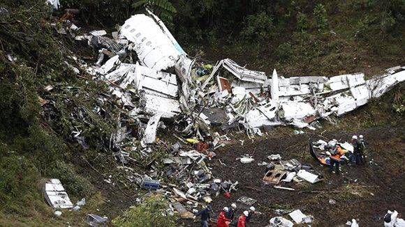 Restos del avión accidentado en Colombia en el que viajaba el Chapecoense. Foto: Raul Arboleda/ AFP.