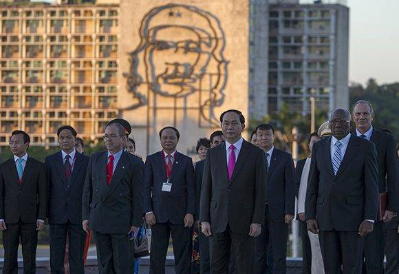 Tran Dai Quang, Presidente de la República Socialista de Vietnam, rindió honores al prócer de la Independencia cubana, José Martí. Foto: Ladyrene Pérez/ Cubadebate
