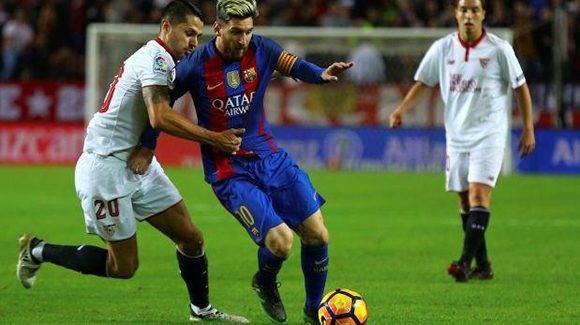 Vitolo intenta robar el balón a Messi. Foto tomada de Twitter.