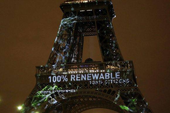 Proyección en la torre Eiffel sobre el Acuerdo de París. Foto: AP