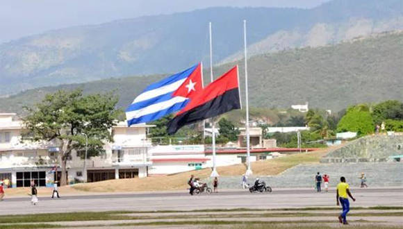 En Santiago de Cuba, las banderas ondean a media asta. Foto: Jorge Luis Guibert/ Sierra Maestra.
