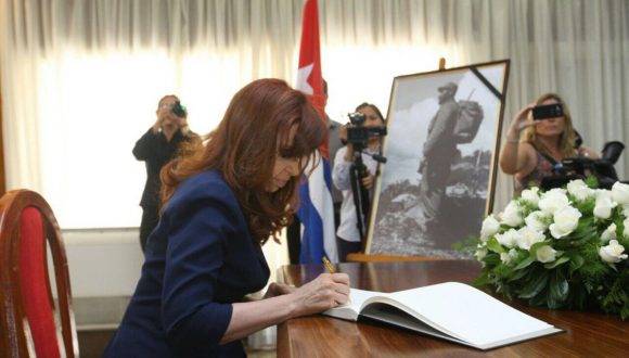 Cristina Fernández rinde honores a Fidel en la Embajada de Cuba en Buenos Aires
