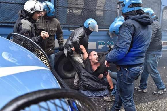 Policías arrastran por el piso a uno de los manifestantes. Foto: EFE.