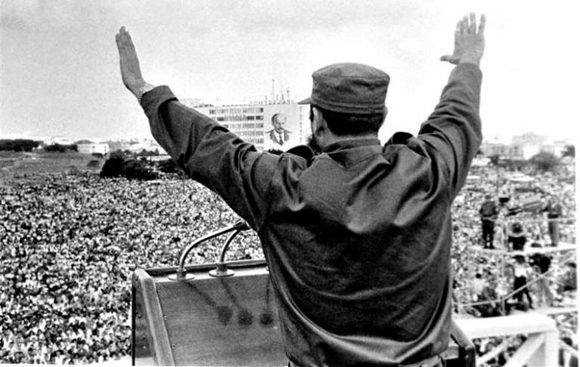 Fidel junto a la Plaza repleta de personas.