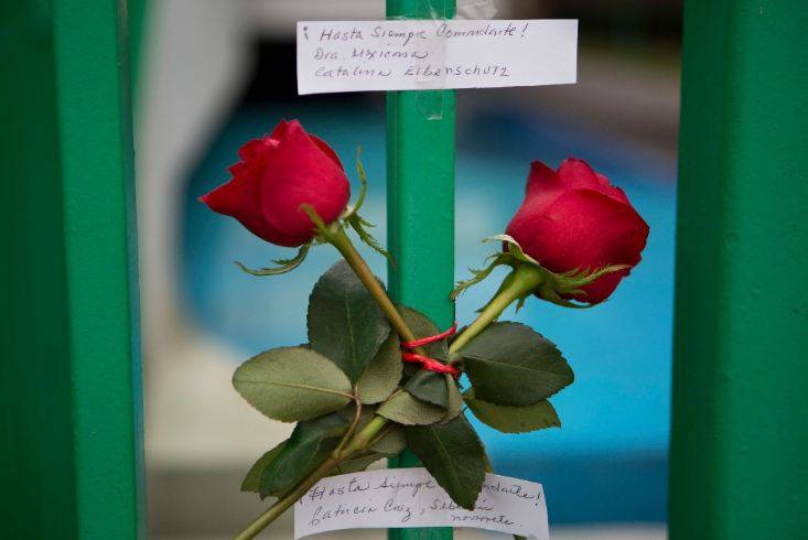 Dos rosas con el mensaje “¡Hasta siempre, Comandante!” fueron colocadas afuera de la embajada de Cuba en la Ciudad de México. Foto; Rebecca Blackwell/ AP.
