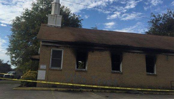 La iglesia quemada  y pintada en Mississippi, Estados Unidos. Foto: REUTERS.