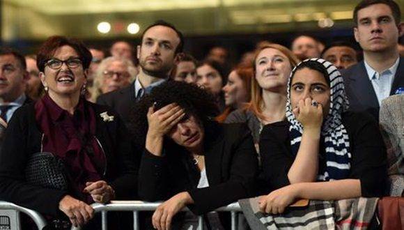Simpatizantes de Hillary Clinton en el centro de convenciones Jacob K. Javits de Nueva York, desconsolados por los resultados de los comicios. Foto: AFP.