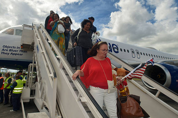 Pasajeros del vuelo inaugural de la compañía aérea norteamericana Jetblue al aeropuerto internacional Frank País, de la ciudad de Holguín, Cuba, el 10 de noviembre de 2016. Foto: Juan Pablo Carreras/ ACN.