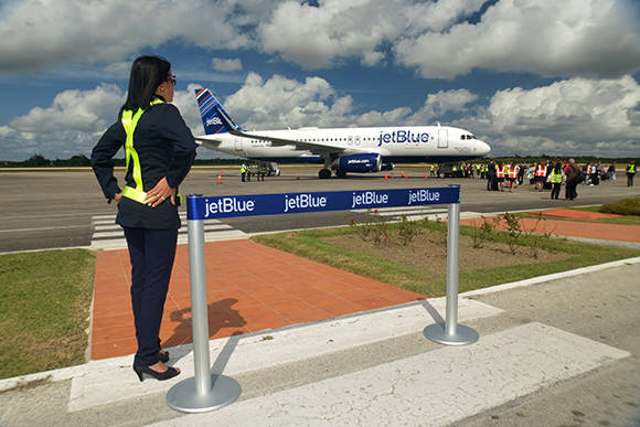 Arribo del vuelo inaugural de la compañía aérea norteamericana Jetblue al aeropuerto internacional Frank País, de la ciudad de Holguín, Cuba, el 10 de noviembre de 2016. ACN FOTO/Juan Pablo CARRERAS