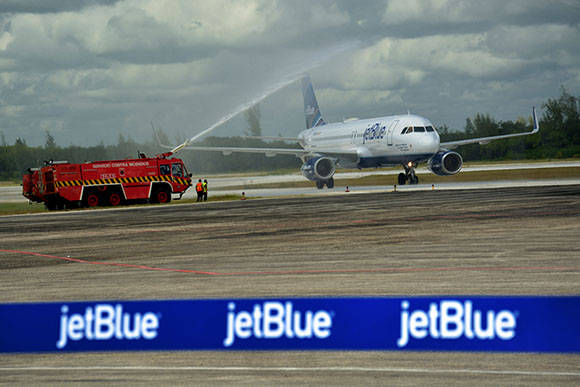 Bautismo del vuelo inaugural de la compañía aérea norteamericana Jetblue al aeropuerto internacional Frank País, de la ciudad de Holguín, Cuba, el 10 de noviembre de 2016. ACN FOTO/Juan Pablo CARRERAS