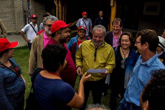 El expresidente Lula asistió este sábado a un acto de denuncia en solidaridad con las víctimas del ataque policial contra el Movimiento Sin Tierra (MST).