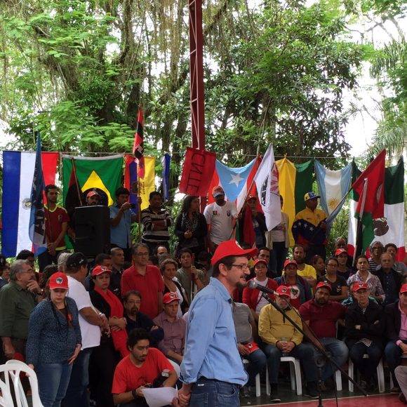El expresidente Lula asistió este sábado a un acto de denuncia en solidaridad con las víctimas del ataque policial contra el Movimiento Sin Tierra (MST).