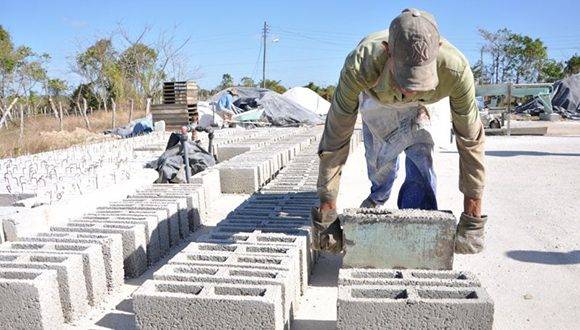 La producción y comercialización de los materiales de la construcción es un tema permanente en la agenda de los cubanos. Foto: Vicente Brito.