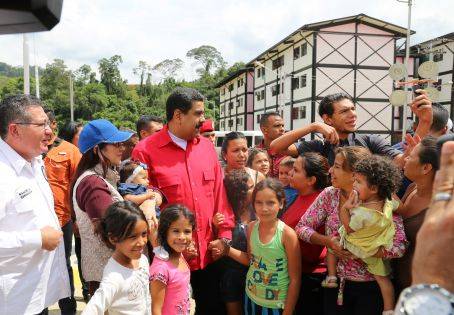 Nicolás Maduro, presidente de la República Bolivariana de Venezuela, entrega la vivienda 1 200 000 a familia venezolana.