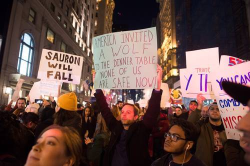 Protesta frente a la Torre Tromp en la Quinta Avenida de Nueva York, ayer, por quinto día consecutivo, contra el triunfo del multimillonario que ocupará la Casa Blanca a partir del próximo 20 de enero. Foto: AFP