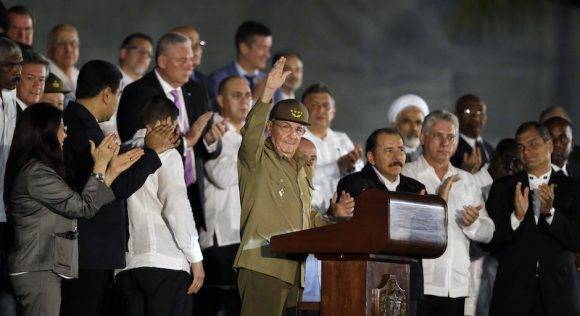 Raúl en la Plaza de la Revolución saluda al pueblo. Foto: Ricardo Mazalan/ AP