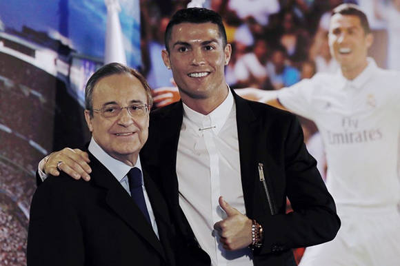 El delantero portugués del Real Madrid Cristiano Ronaldo, acompañado por el presidente del club, Florentino Pérez, durante el acto de la firma de su renovación de contrato. Foto: EFE.