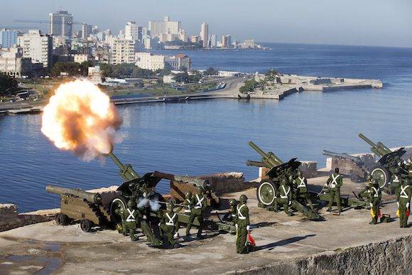 Ultima salva de artillería en La Habana. Foto Ricardo Mazalan/ AP
