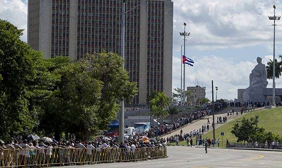 Desde la Plaza de la Revolución, el dolor no se comparte, se multiplica. Como dijo Fidel, en este mismo lugar cuando el pueblo rindió honores a los mártires del crimen de Barbados, en 1976. Foto: Ladyrene Pérez/ Cubadebate