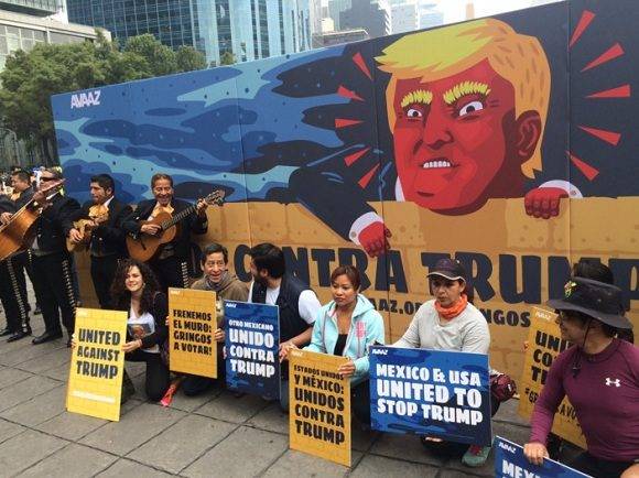 "Unidos contra Trump", "Otro mexicano unido contra Trump", "United against Trump" se lee en algunas pancartas colocadas al pie de la pared multicolor. Foto: @JoeHuffHannon.