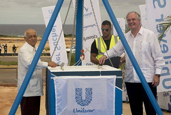 Salvador Pardo Cruz, Ministro de Industrias cubano, junto a Paul Podman, presidente mundial de Unilever, en la ceremonia de colocación de la primera piedra de la fábrica Unilever-Suchel S.A. en el Mariel. Foto: Ismael Francisco/ Cubadebate.