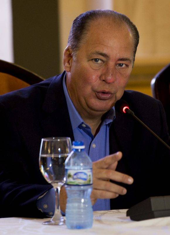 El gobernador de Virginia Occidental, Estados Unidos, Earl Ray Tomblin, en conferencia de prensa en La Habana. Foto: Ismael Francisco/ Cubadebate