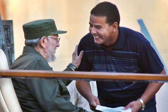 El periodista y poeta cubano Yoerky Sánchez, junto al líder de la Revolución Cubana, Fidel Castro.