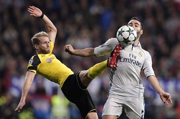Fue un partido parejo, el Madrid tuvo muchas más ocasiones, pero el Dortmund peleó hasta el final. En la imagen, Shcuerrle y Carvajal disputan un balón. Foto: Javier Soriano/ AFP. 