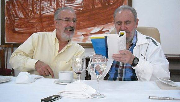 Atilio Borón y Fidel. Foto tomada de Notas.