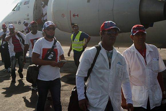 Médicos cubanos de la brigada Henry Reeve llegan al aeropuerto José Martí, luego de cumplir misión en Haití. Foto: José Raúl Concepción/ Cubadebate. 