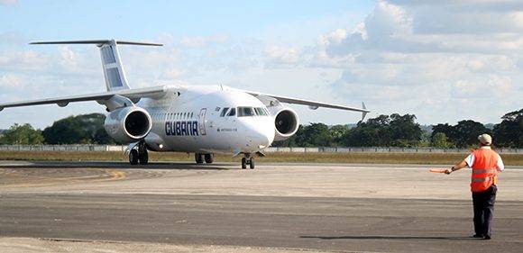 El avión de Cubana donde llegaron los médicos. Foto: José Raúl Concepción/ Cubadebate. 