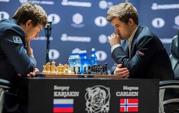 Carlsen y Karjakin durante la partida decisiva. Foto: Eduardo Muñoz/ Marca. 