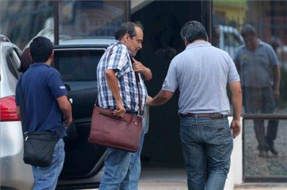 Agentes de la Fiscalía de Bolivia acompañan detenido al director general de la compañía aérea Lamia, Gustavo Vargas Gamboa.. Foto: EFE.
