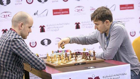 El ruso Sergey Karjakin (derecha) durante el Mundial de ajedrez relámpago 2016 disputado en Doha, Qatar.