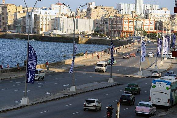 Carteles del Festival de Cine de La Habana adornaron el malecón habaneron en los últimos días. Foto: José Raúl Concepción/ Cubadebate.