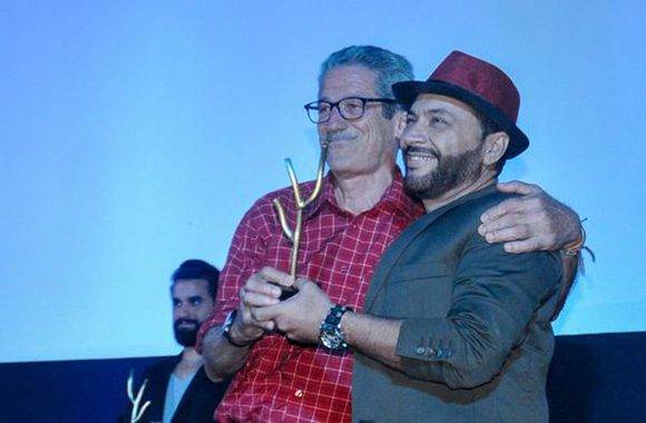 Fernando Pérez (I), director del filme "Últimos días en la Habana", recibe el Premio Especial del Jurado, junto al actor Jorge Martínez (D), uno de los protagonista de su película, durante la Gala de Premiación del 38 Festival Internacional del Nuevo Cine Latinoamericano, en el cine Charles Chaplin, en La Habana, Cuba, el 16 de diciembre de 2016. ACN FOTO/ Ariel Cecilio LEMUS ALVAREZ DE LA CAMPA/ rrcc