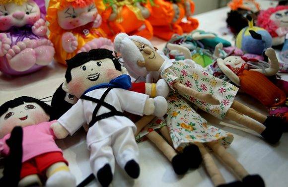 Elpidio Valdés y Chuncha también son comercializados como pequeños muñecos en FIART 2016. Foto: Ladyrene Pérez/ Cubadebate.