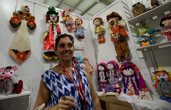 Jacqueline Arencibia, una de las artesanas que da vida a hermosas muñecas en el proyecto Bazar de sueños. Foto: Ladyrene Pérez/ Cubadebate.