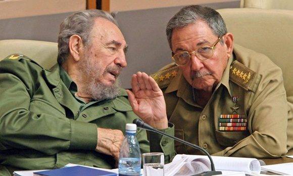 Fidel Castro y su hermano Raúl, entonces ministro de las Fuerzas Armadas Revolucionarias, en diciembre de 2003 en La Habana. ADALBERTO ROQUE AFP