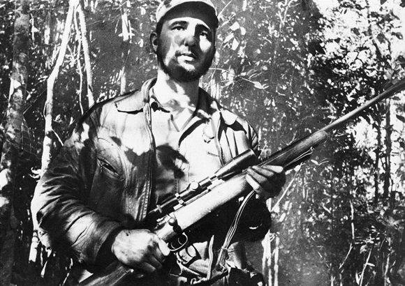 Fidel Castro, en un punto de la Sierra Maestra, el 26 de febrero de 1957. Foto: AP.