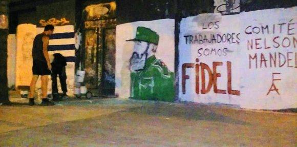 LOS TRABAJADORES SOMOS FIDEL. Así dicen desde una pared de Montevideo los integrantes del Comité Nelson Mandela del Frente Amplio de Uruguay. Foto: Embacuba Uruguay